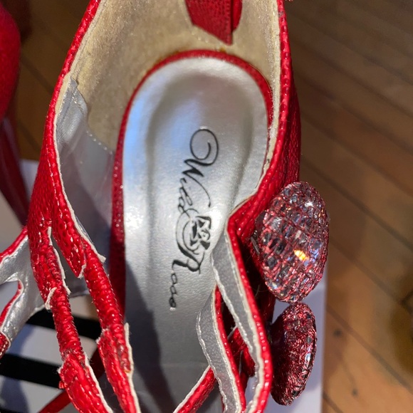 gorgeous red stilettos - Picture 3 of 8